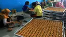 Sejumlah pekerja membuat kue kering di industri rumahan yang berada di kawasan Sidamukti, Depok, Jawa Barat, Senin (4/6). Permintaan kue kering meningkat tajam menjelang Idul Fitri. (Merdeka.com/Arie Basuki)