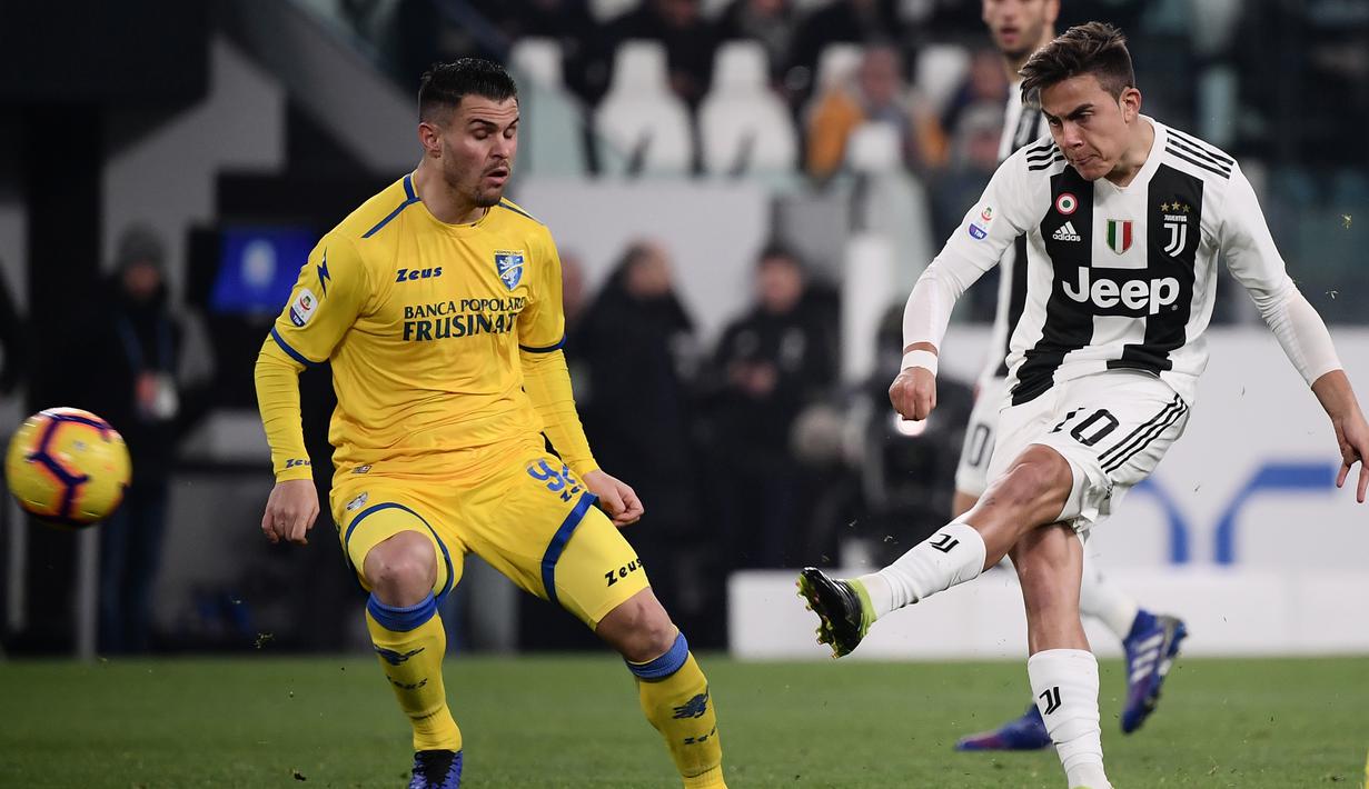 Striker Juventus, Paulo Dybala, menendang bola ke gawang Frosinone pada laga Serie A di Stadion Allianz, Turin, Jumat (15/2). Juventus menang 3-0 atas Frosinone. (AFP/Marco Bertorello)