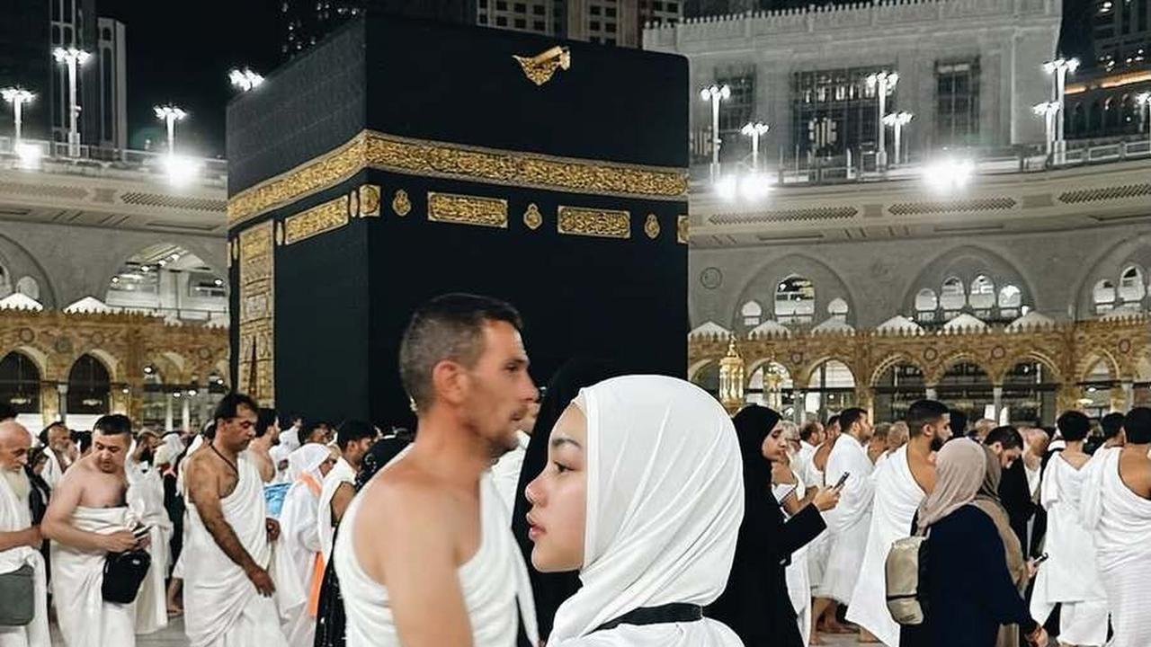 8 Potret Naura Ayu Pakai Hijab Selama Umrah, Banjir Pujian Cantik Betul Masyaallah