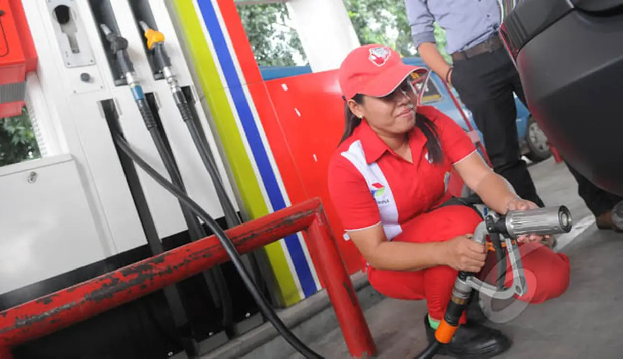 Petugas mengisi BBG jenis Liquified Gas for Vehicle (LGV) Vigas saat uji coba di SPBU Coco Gandaria, Jakarta, Rabu (18/2/2015). Vigas merupakan bahan bakar alternatif pengganti BBM yang lebih hemat serta ramah lingkungan. (Liputan6.com/Herman Zakharia)