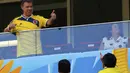 Presiden Kolombia, Juan Manuel Santos, menyambut acungan jempol dari salah satu penonton laga babak penyisihan Piala Dunia 2014 Grup C di Stadion National Mane Garrincha, Brasil, (19/6/2014).(REUTERS/Paul Hanna)