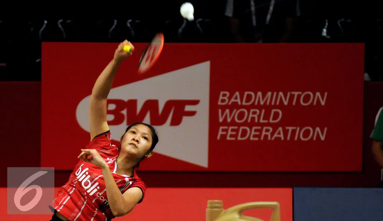 Pebulutangkis tunggal putri Indonesia, LindaweniFanetri mengembalikan bola ke arah Soraya De Visch Eijbergen (Belanda) di Total BWF Championships 2015 di Jakarta, Senin (10/8/2015). Lindaweniunggul 21-13 dan 21-15. (Liputan6.com/Helmi Fithriansyah)