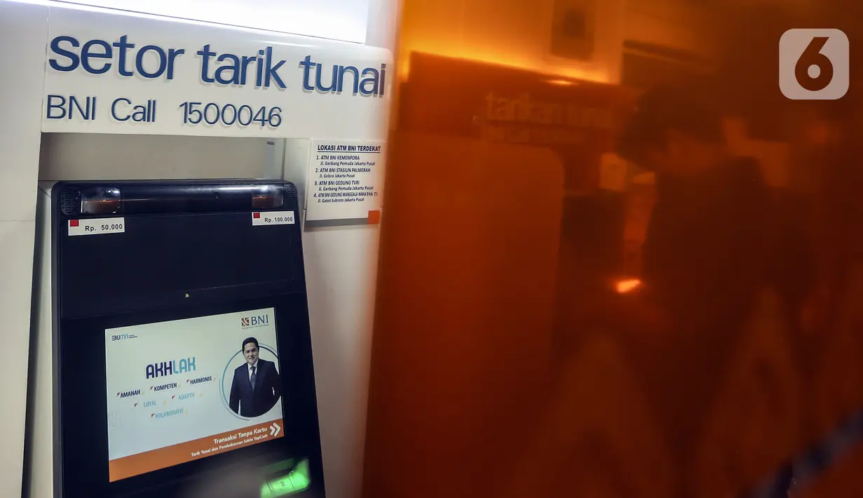 Nasabah melakukan transaksi melalui ATM di Jakarta, Kamis (11/11/2021). Otoritas Jasa Keuangan (OJK) mencatat penghimpunan dana pihak ketiga (DPK) perbankan tumbuh mencapai 7,69 persen yoy atau Rp 7.162,3 triliun pada September 2021. (Liputan6.com/Johan Tallo)