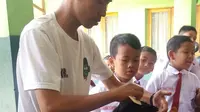 Para siswa SDN 1 Bayongbong, Garut nampak asik saat pelaksanaan cukur rambut gratis saat Hari Anak Sedunia (Liputan6.com/Jayadi Supriadin)