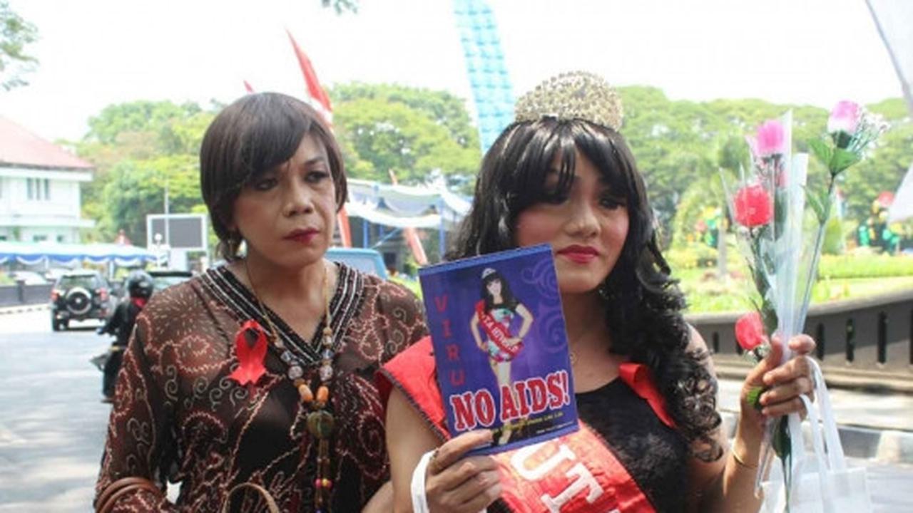 Aksi centil waria di Malang bagi-bagi kondom saat Hari AIDS Sedunia