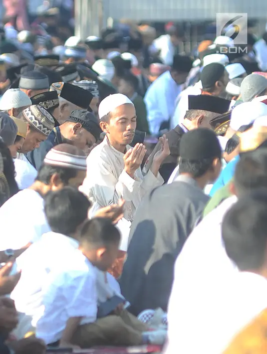 Umat muslim memanjatkan doa usai menunaikan salat Idul Fitri di kawasan Pelabuhan Sunda Kelapa, Jakarta, Rabu (5/6/2019). Umat muslim seluruh Indonesia merayakan Hari Raya Idul Fitri 1440 Hijriah setelah sebelumnya melaksanakan puasa Ramadan selama sebulan penuh. (merdeka.com/Arie Basuki)