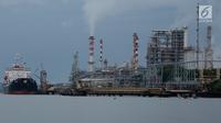Suasana kilang minyak Pertamina Refenery Unit IV Cilacap, Rabu (7/2). Produk utama yang dihasilkan kilang Cilacap berupa produk BBM atau gasoline, naphtha, kerosine, avutur, solar LSWR, minyak bakar, LPG, pelumas dasar. (Liputan6.com/JohanTallo)