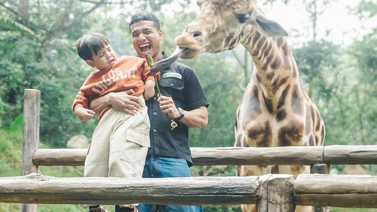 7 Potret Gala Sky Dibuat Menangis saat Foto Bareng Jerapah, Ekspresinya Bikin Gemas - Padahal Sebelumya Happy