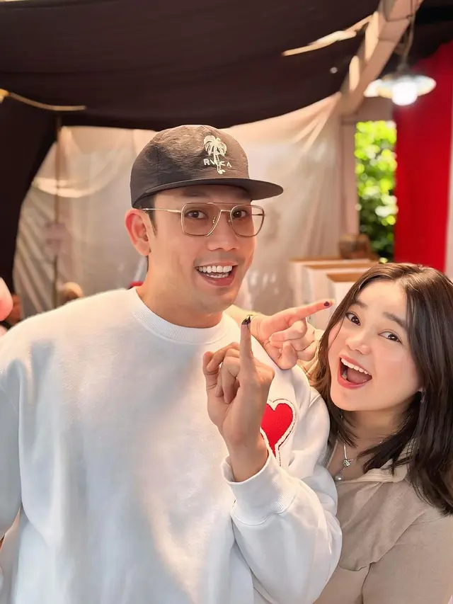 12 Potret Artis Nyoblos Pilkada 2024, Raffi Ahmad hingga Rano Karno Pamer Tinta Biru