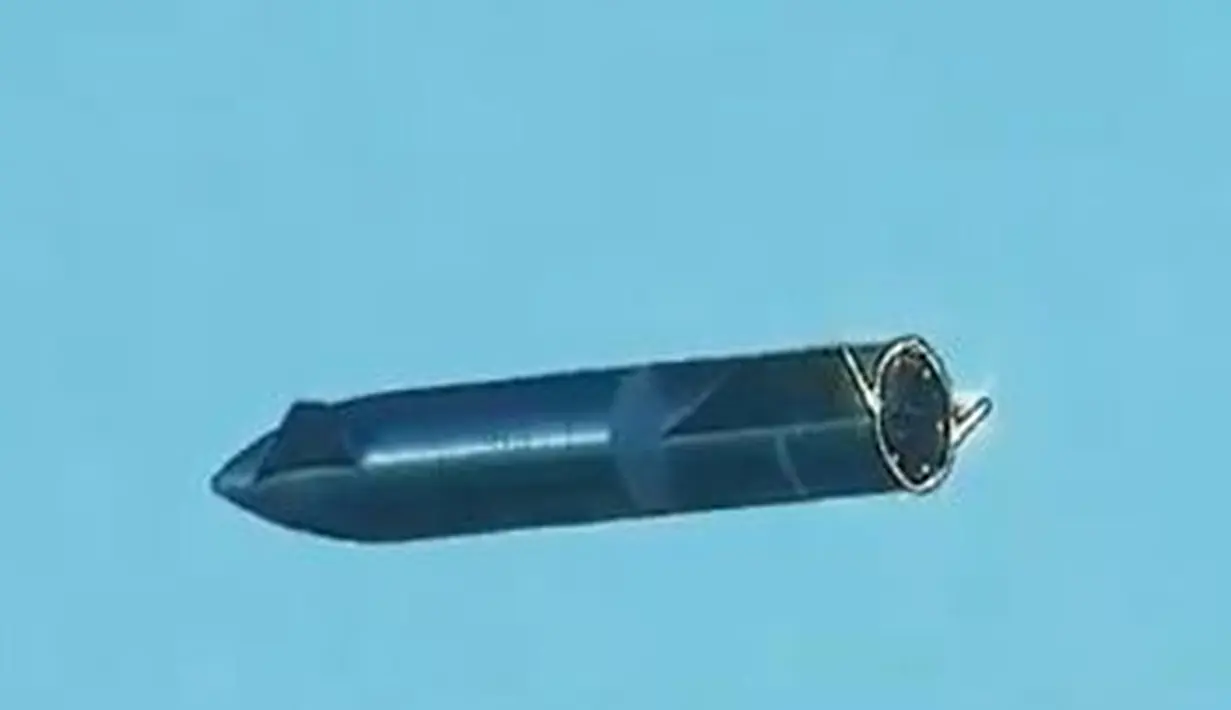 Gambar dari video SpaceX ini menunjukkan prototipe roket Starship SN8 milik SpaceX lepas landas selama uji uji coba peluncuran di fasilitas perusahaan di Boca, Chica, Texas pada Rabu (9/12/2020). Roket SpaceX meledak saat melakukan pendaratan usai menyelesaikan uji terbang. (HO/SPACEX/AFP)