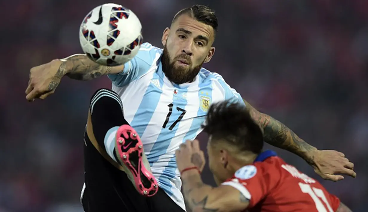 Nicolas Otamendi berebut bola dengan pemain Chile, Eduardo Vargas pada laga Copa America di Stadion Santiago, Chile, Sabtu (4/7/2015). Pemain berusia 27 tahun itu merupakan salah satu andalan tim Tango untuk posisi bek tengah. (AFP Photo/Juan Mabromata)