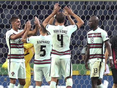 Para pemain Portugal merayakan gol yang dicetak oleh Andre Silva ke gawang Kroasia pada laga UEFA Nations League di Stadion Dragao, Minggu (6/9/2020). Portugal menang dengan skor 4-1. (AP/Miguel Angelo Pereira)