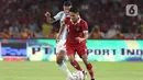 Tembakan pertama Argentina ke gawang Timnas Indonesia akhirnya hadir di menit ke-10. Namun, tandukan German Pezzella yang menjadi kapten masih melambung. Dari tendangan gawang, kiper Indonesia Ernando Ari melakukan kesalahan yang hampir berbuah gol. (Liputan6.com/Helmi Fithriansyah)