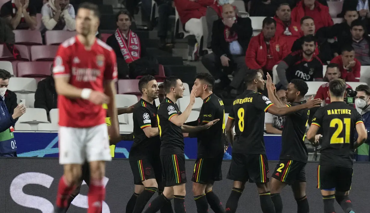 Gelandang Ajax, Dusan Tadic (kiri) berselebrasi dengan rekan satu timnya setelah mencetak gol ke gawang Benfica pada pertandingan leg pertama babak 16 Liga Champions di Stadion Da Luz, Lisbon, Kamis (24/2/2022). Benfica bermain imbang atas Ajax 1-1.  (AP Photo/Armando Franca)