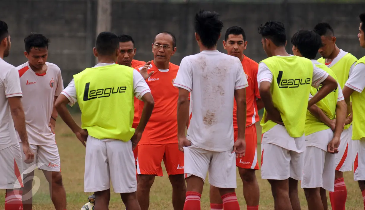 Pelatih Persija, Bambang Nurdiansyah (tengah) memimpin latihan di NYTC PSSI, Sawangan, Depok, (31/10/2015). Mantan penyerang Timnas Indonesia era 1980-1991 ini juga pernah menjadi asisten pelatih Timnas Indonesia U-23. (Liputan6.com/Helmi Fithriansyah)  