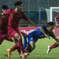 Bek Timnas Indonesia, Samuel Simanjuntak, menjatuhkan striker Thailand, Yuthapichai Lertlum, pada laga PSSI 88th U-19 di Stadion Pakansari, Jawa Barat, Minggu (23/9/2018). Kedua negara bermain imbang 2-2. (Bola.com/Vitalis Yogi Trisna)