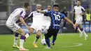 Pemain Inter Milan Lautaro Martinez (kanan) mencetak gol ke gawang Fiorentina pada pertandingan Serie A di Stadion San Siro, Milan, Italia, Sabtu (26/9/2020). Inter Milan mengalahkan Fiorentina dengan skor 4-3. (AP Photo/Luca Bruno)