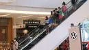 Pengunjung menggunakan eskalator di pusat perbelanjan di kawasan Tangerang Selatan, Banten, Rabu (8/12/2021). Pemerintah mengingatkan varian omicron sudah masuk ke kawasan ASEAN, salah satunya Malaysia, sehingga masyarakat diminta untuk mematuhi standar protokol kesehatan (Liputan6.com/Angga Yuniar)