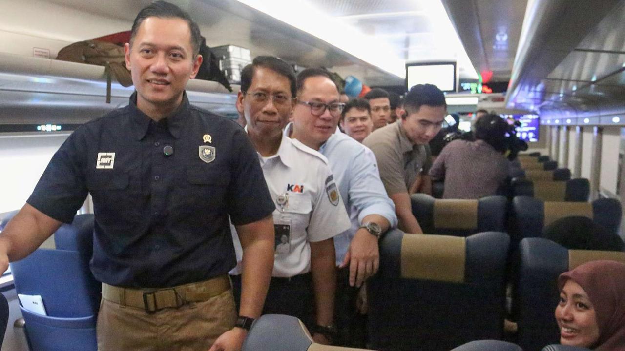 FOTO: Menko AHY Tinjau Puncak Arus Mudik di Stasiun Pasar Senen