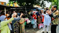 Setelah meresmikan Bandara Ngloram di Blora, Jawa Tengah, Presiden Joko Widodo (Jokowi) melanjutkan safarinya untuk menyapa masyarakat sekitar.