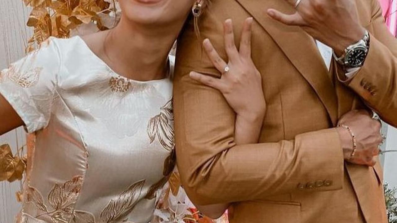 Dalam foto-foto yang diunggah, Krisjiana dan Angela Gilsha terlihat bahagia memamerkan cincin lamaran mereka.