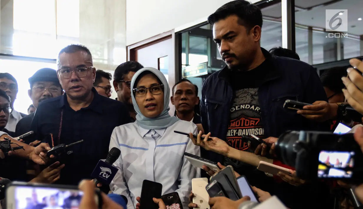 Plt Dirut PLN (Persero) Sripeni Inten Cahyani memberi keterangan usai bertemu Komisi VII DPR di Kompleks Parlemen, Senayan, Jakarta, Selasa (6/8/2019). Sripeni menyebut pihaknya secara berkala bakal melaporkan hasil investigasi terkait pemadam listrik massal kepada DPR. (Liputan6.com/JohanTallo)