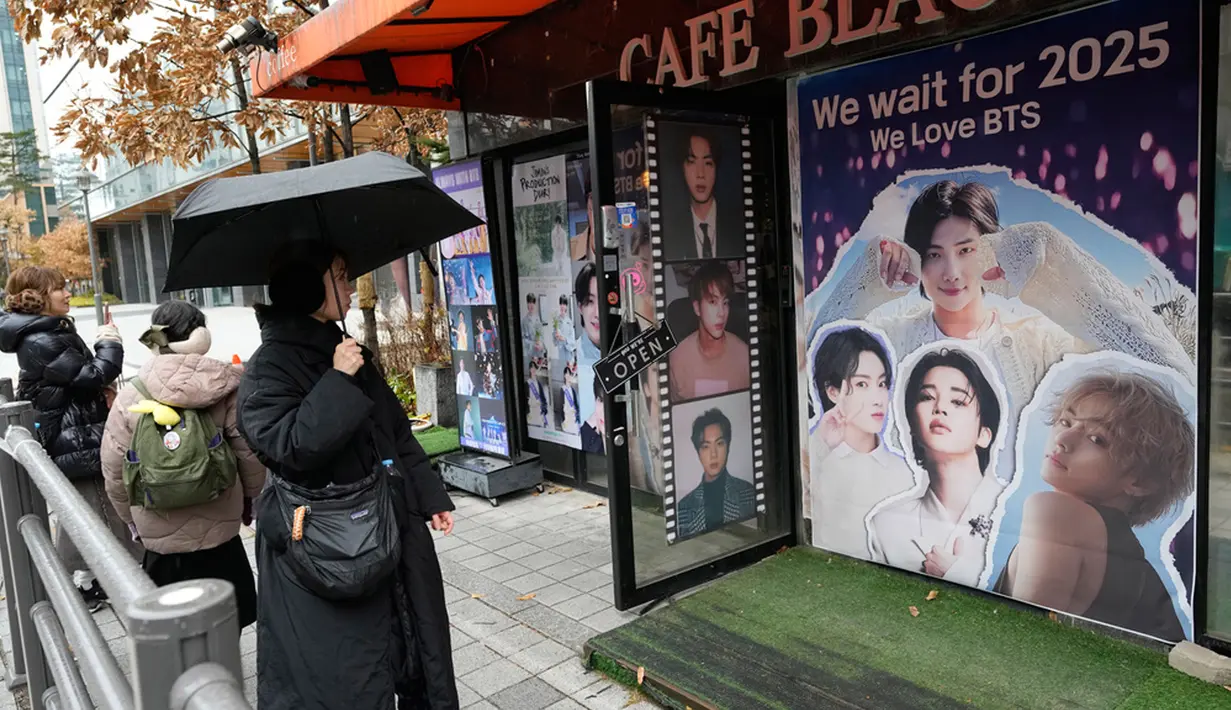 Menurut laporan Yonhap, Selasa (12/12/2023), Jimin dan Jungkook akan masuk ke kamp pelatihan yang sama. Media Korea Selatan itu menjelaskan bahwa masuknya Jimin dan Jungkook menandakan grup ini telah hiatus. Sehari sebelumnya, RM dan V juga baru masuk kamp pelatihan. (AP Photo/Ahn Young-joon)