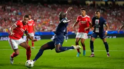 Pemain Paris Saint-Germain (PSG) Danilo Pereira (tengah) berebut bola dengan pemain Benfica Nicolas Otamendi (kiri) pada pertandingan sepak bola Grup H Liga Champions di Stadion Luz, Lisbon, Portugal, 5 Oktober 2022. Pertandingan berakhir imbang 1-1. (AP Photo/Armando Franca)