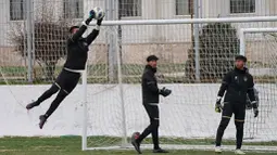 Kiper Timnas Indonesia U-20 saat sesi latihan jelang laga melawan Suriah pada matchday kedua Grup A Piala Asia U-20 2023 di Uzbekistan, Jumat (3/3/2023). (Dok. PSSI)