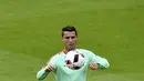 Pemain Portual,Cristiano Ronaldo mengontrol bola dengan dada pada sesi latihan di Marcoussis, outskirts,  Paris, (5/7/ 2016), Portugal akan menghadapi Wales pada semifinal Piala Eropa 2016. (AFP/Francisco Leong)