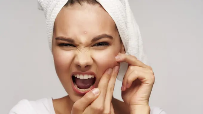 Gambar Ilustrasi Wanita Memencet Komedo