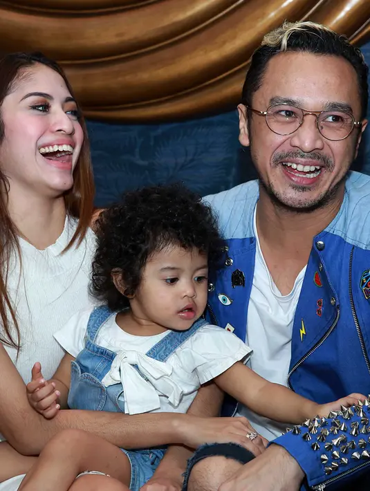 Saat istrinya merayakan ulang tahun ke-28 yang jatuh pada 12 Juli, ia juga memberikan kejutan. Hadiah yang diinginkan istri sejak lama. (Deki Prayoga/Bintang.com)