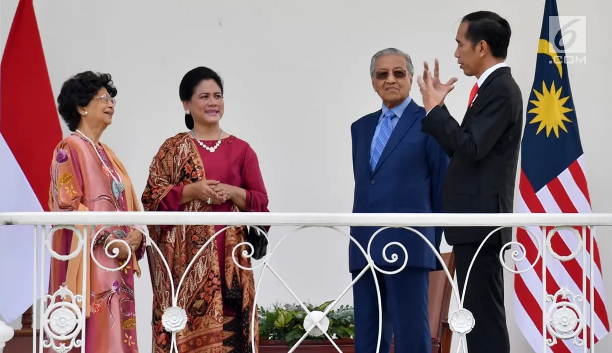 Presiden Joko Widodo atau Jokowi (kanan) dan Ibu Negara Iriana Jokowi (dua kiri) berbincang dengan PM Malaysia Mahathir Mohamad (dua kanan) beserta istri, Siti Hasmah (kiri) di Istana Bogor, Jawa Barat, Jumat (29/6). (Liputan6.com/Pool/Biro Pers Setpress)