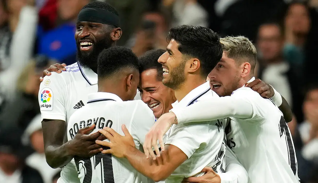 Pemain Real Madrid Lucas Vazquez (tengah) merayakan dengan rekan satu timnya setelah mencetak gol ke gawang Sevilla pada pertandingan sepak bola Liga Spanyol di Stadion Santiago Bernabeu, Madrid, Spanyol, 22 Oktober 2022. Real Madrid menang 3-1 atas Sevilla. (AP Photo/Manu Fernandez)