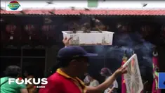 Jelang Tahun Baru Imlek, warga Tionghoa melakukan tradisi melepas burung pipit atau tradisi Fang Sheng.