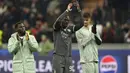 Tammy Abraham (tengah) dan sejumlah pemain AC Milan merayakan kemenangan timnya atas Red Star Belgrade pada laga Liga Champions 2024/2025 di San Siro, Milan, Italia, Kamis (12/12/2024) WIB. (AP Photo/Antonio Calanni)