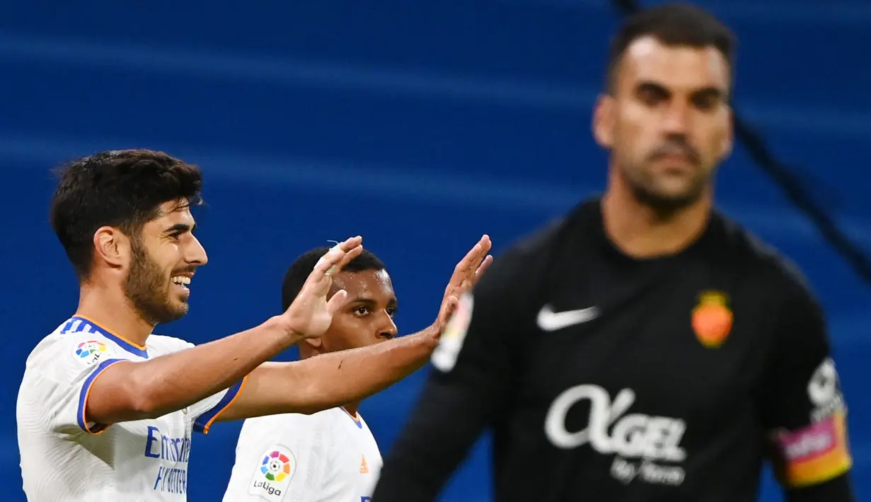 Gol kedua Los Blancos terjadi pada menit ke-24. Memanfaatkan bola rebound hasil tembakan crossing Rodrygo, Marco Asensio (kiri) sukses membobol gawang Reina. (AFP/Gabriel Bouys)