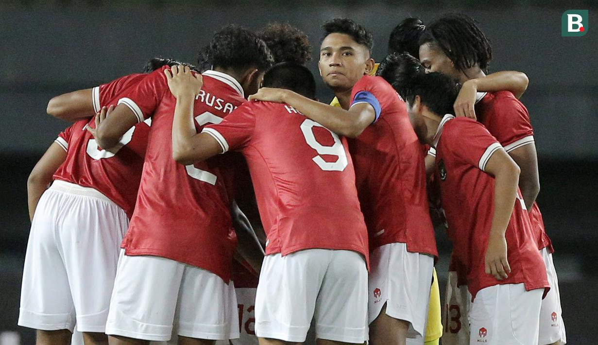 Timnas Indonesia U-19 akan melakoni laga lanjutan fase Grup A Piala AFF U-19 2022 melawan Thailand pada Rabu (06/07/2022) di Stadion Patriot Candrabhaga, Bekasi. Tim asuhan Shin Tae-yong tentu akan menurunkan skuat terbaiknya di laga yang diprediksi akan panas tersebut. Berikut ini 5 penggawa Garuda Muda yang akan mejadi ancaman serius bagi Skuat Gajah Putih. (Bola.com/M Iqbal Ichsan)