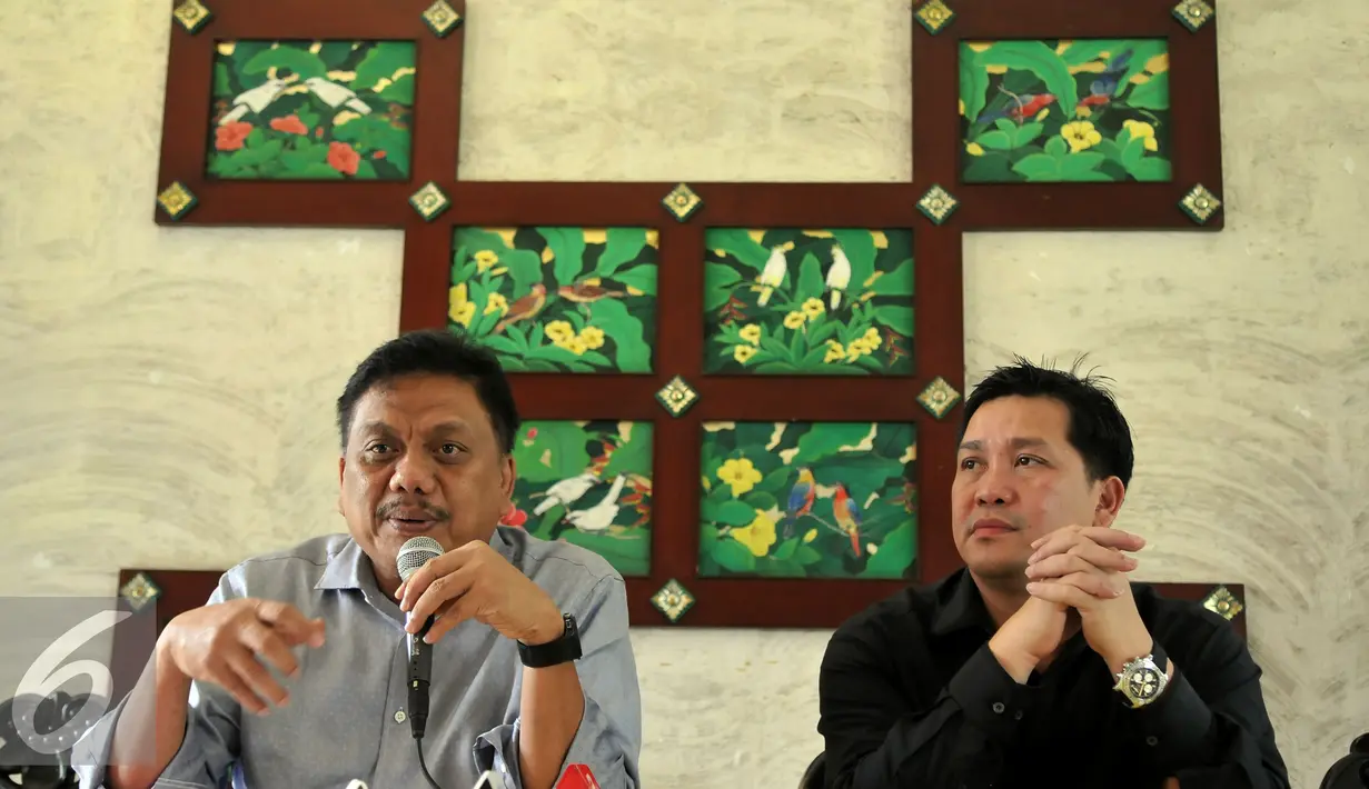 Olly Dondokambey (kiri) bersama Steven Kandouw calon wakil gubernur memberikan keterangan saat jumpa pers di Jakarta (28/10). Keputusan diambil karena pencalonan dirinya sebagai calon gubernur Sulut pada Pilkada Serentak. (Liputan6.com/Johan Tallo)
