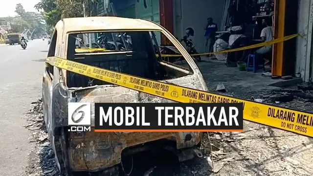 Mobil pikap bermuatan jeriken yang berisi BBM terbakar di pinggir Jalan Cemara, Kota Blitar, Jawa Timur, Senin (16/9/2019) pagi.