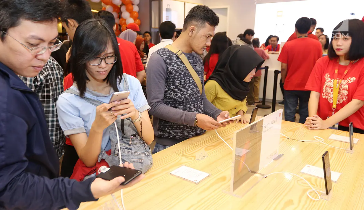 Sejumlah calon pembeli melihat asesoris dan handphone Xiaomi di Emporium Pluit Mall, Jakarta. Minggu (21/1). Mereka mulai antre sejak pagi sebelum jam operasional mal. (Liputan6.com/Fery Pradolo)
