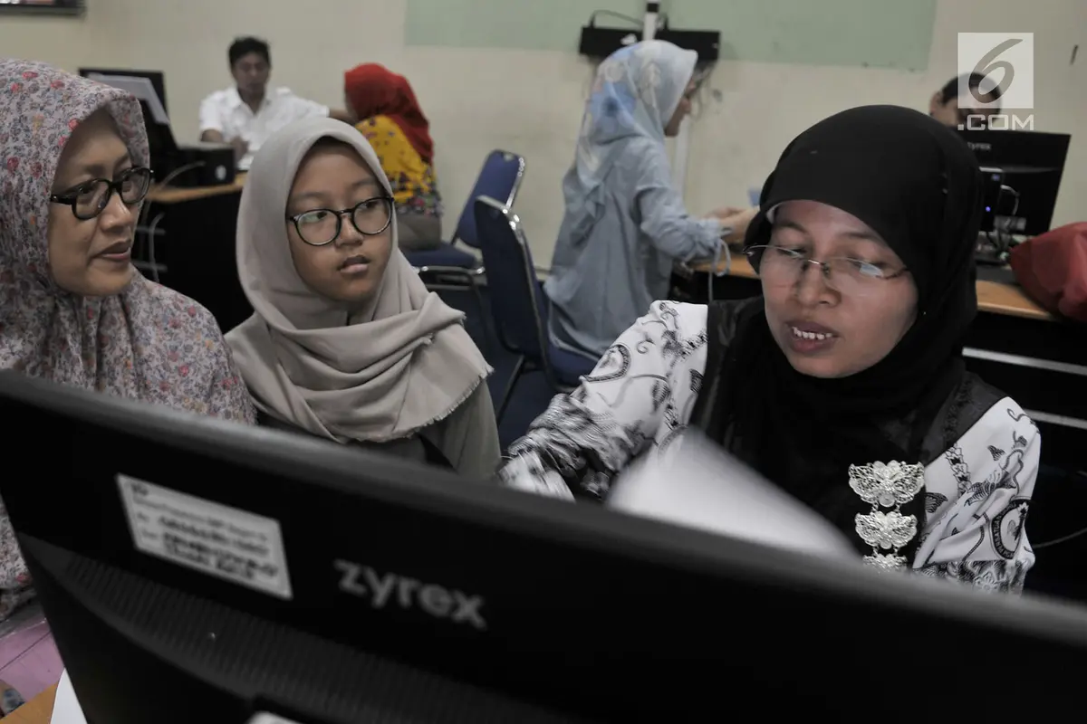 Orang Tua dan Calon Siswa Antusias di Hari Pertama Pendaftaran sekolah