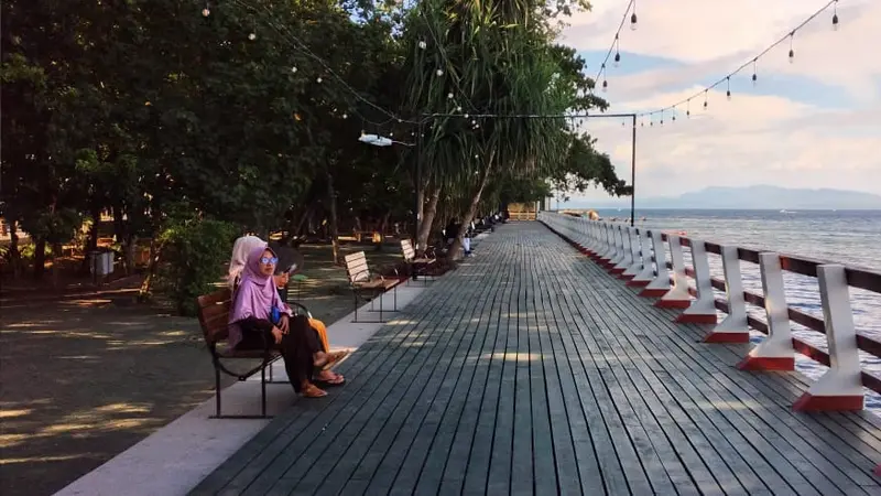 Menikmati Senja Sambil Lihat Biru Laut dan Sepinya Taman Kota di Ternate