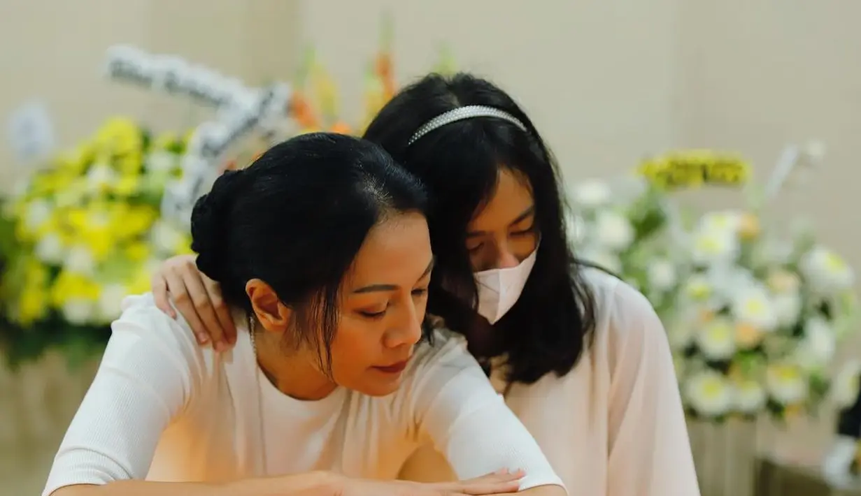 Bersama sejumlah foto ini, Dee Lestari meragu akankah bisa bertahan jika tanpa dukungan keluarga. Apalagi, kedua anaknya, Atisha Prajna Tiara dan Keenan Avalokita Kirana masih remaja. “Di hadapan keduanya, tidak pernah saya menahan air mata. Mereka tidak perlu melihat saya melulu tangguh. Tak apa mereka menemukan saya saat rapuh, meminjamkan bahu mereka untuk saya tangisi. Begitu pula sebaliknya,” cuitnya. (Foto: Dok. Hanafi dari Instagram @deelestari)