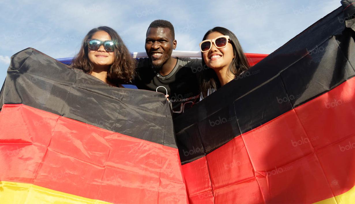 Kemeriahan itu tentu menjadi pengalaman tersendiri bagi dua mahasiswi Indonesia yang memang sedang berkuliah di Westfalische Hochschule, Jerman itu. (Bola.com/Vitalis Yogi Trisna)