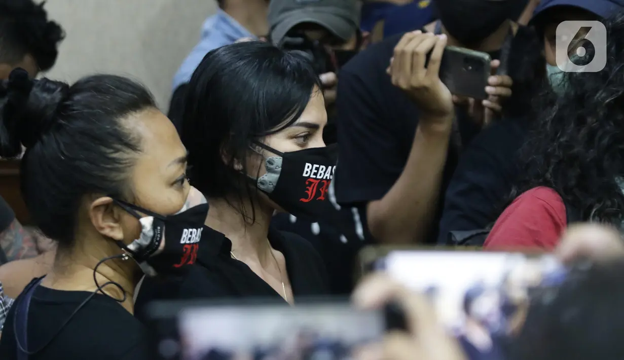Nora Alexandra saat mengikuti sidang putusan kasus dugaan pengancaman terhadap Adam Deni dengan terdakwa I Gede Ari Astina alias Jerinx SID, di Pengadilan Negeri Jakarta Pusat, Kamis (24/2/2022). Jerinx divonis satu tahun penjara, denda Rp25 juta. (Liputan6.com/Helmi Fithriansyah)