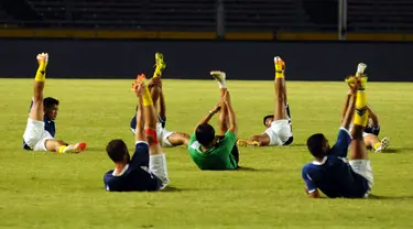 Sejumlah pemain bintang Indonesia Super League berlatih di Stadion GBK Jakarta, (5/8/2014). (Liputan6/Helmi Fithriansyah)