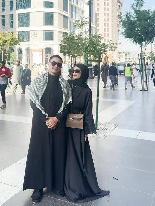 Sentuhan aksesoris berupa kacamata hitam dan tas Hermes Kelly membuat penampilannya semakin berkelas.  [@zumizolazulkiflinurdin].