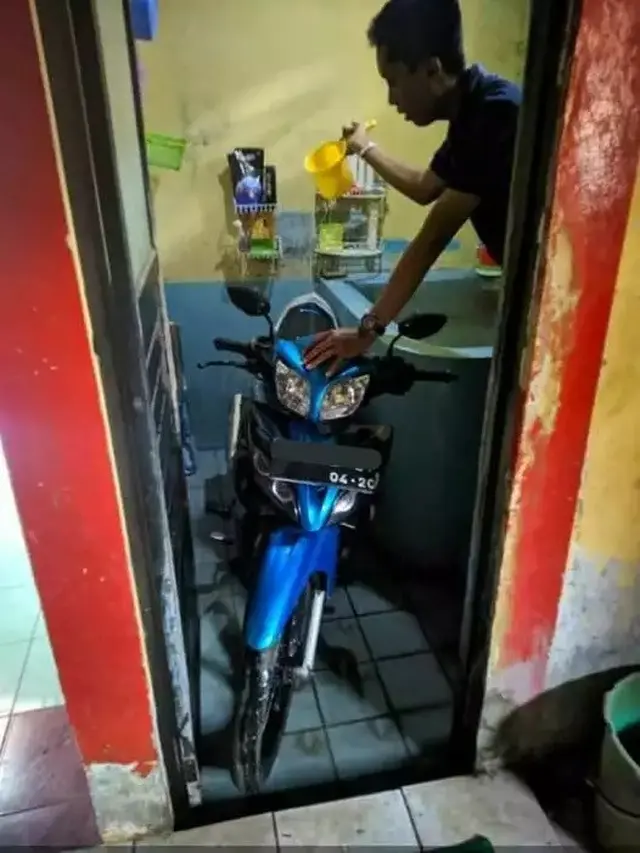 6 Kelakuan Absurd Cowok di Kamar Mandi, Lama Sampai Berjam-jam