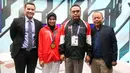 CDM Asian Games 2018, Komjen Pol Syafruddin dan Atlet Taekwondo Defia Rosmaniar foto bersama Pemimpin Redaksi Liputan6.com Mohamad Teguh saat berkunjung ke SCTV, Senayan City, Jakarta, Senin (20/8). (Liputan6.com/Johan Tallo)